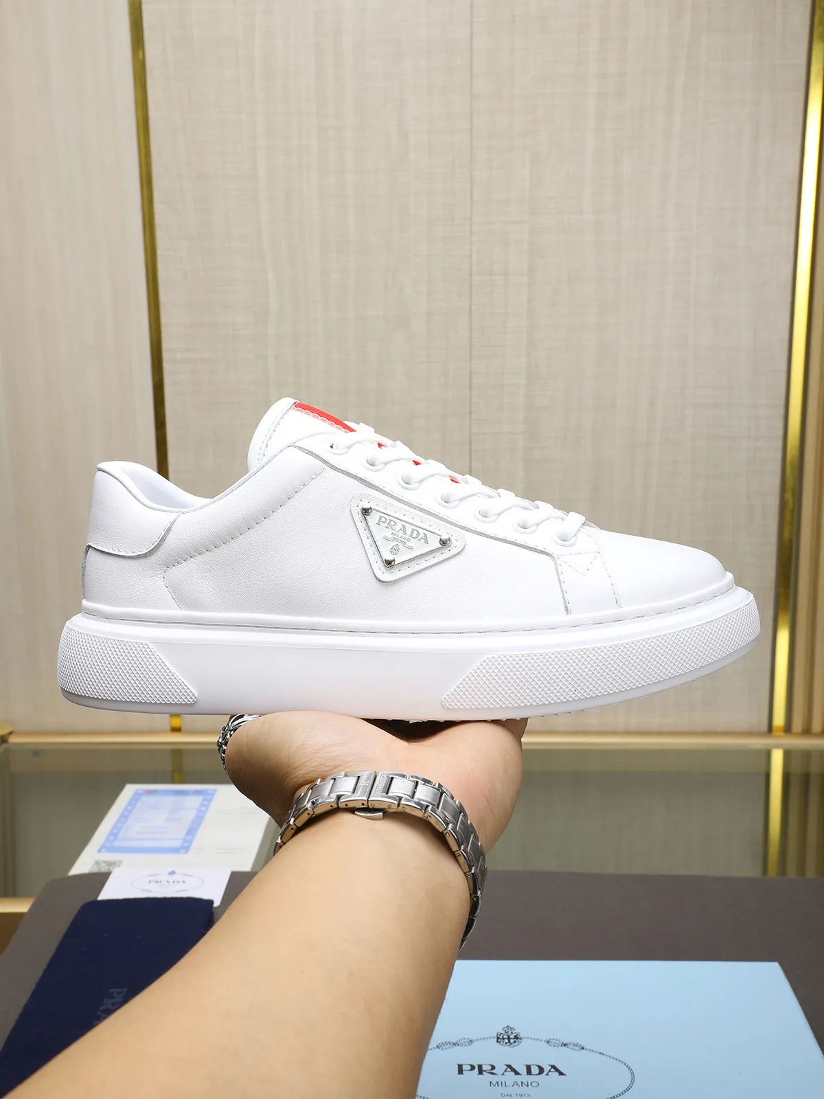 Men's shoes 💰460 Prada/Prada Men's new casual shoes, this upper is made of imported calfskin + sheep lining! The outside is decorated with the P family's classic metal triangle enamel logo, and the outsole is made of non-slip sports foam ultra-light outsole, which feels good on the feet and is a fashionable and fashionable item!  Size: 38-44 (45 customized)